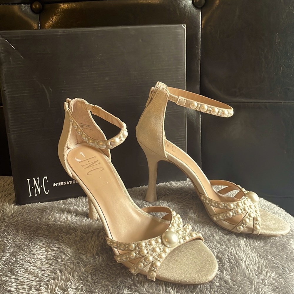 Size:  7.5M Color Beige/ 3-3/4 stiletto heel